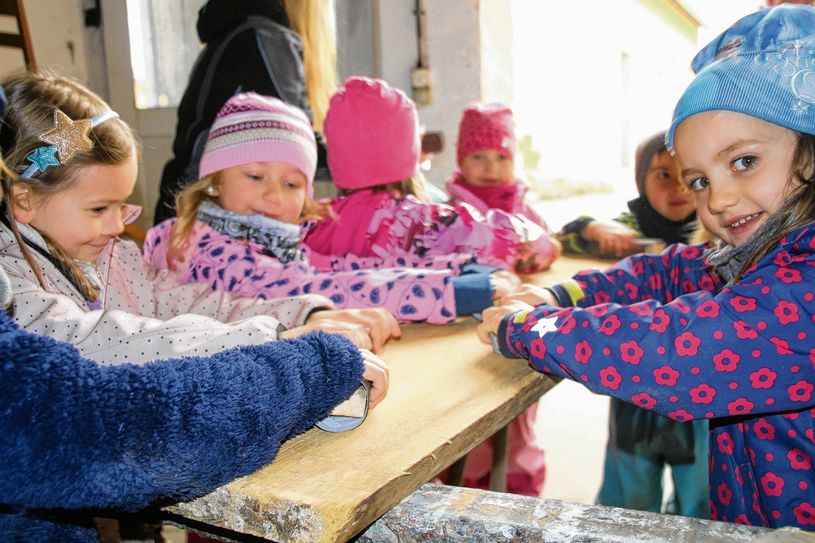 Eines der Sitzbretter bekommt von den Kindern der Forschergruppe der Kita Waldhäus‘l den letzten Schliff. Foto: Keil