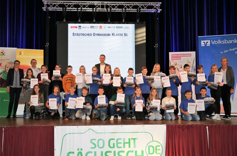 Die neue Sportklasse 5s des Städtischen Gymnasiums. Rechts Schulleiterin Silke Zscheile, links Kerstin Harsch vom Sponsor Volksbank Riesa.