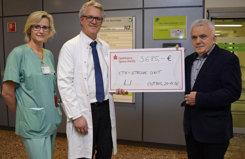 Oberärztin Dr. med. Antje Herwig und Chefarzt Prof. Dr. med. Alexander Dressel freuen sich über die 3.685 Euro, die ihnen Klaus Schmiedchen mit einem symbolischen Scheck überbracht hat. Foto: CTK