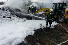 Schaum über Schaum am Wasserplatz in Pirna mit dem die Feuerwehr das Maifeuer löschte. Foto: D. Förster