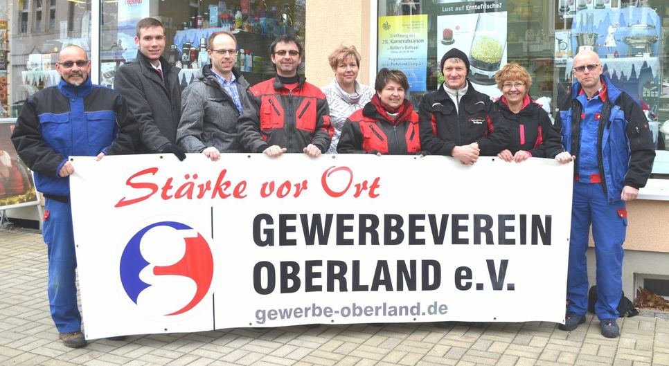 Die neuen Vorstandsmitglieder des Gewerbevereins Oberland und Feuerzauberorganisatorin Anke Kothe (Mitte): V.l.: Holger Penter, Adrian Reinke, Andreas Häntsch, Matthias Richter, Anke Kothe, Elke Rätze, Wolfgang Liebscher, Simone Bubenick, Michael Penter. Foto: Verein