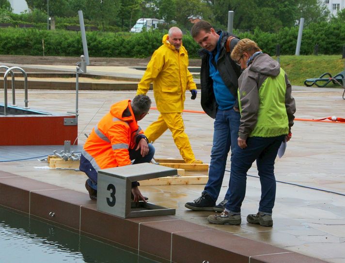 Eine der letzten Arbeiten am neuen NaturErlebnisbad war die Installation der neuen Startblöcke im Schwimmerbecken. Foto: Farrar