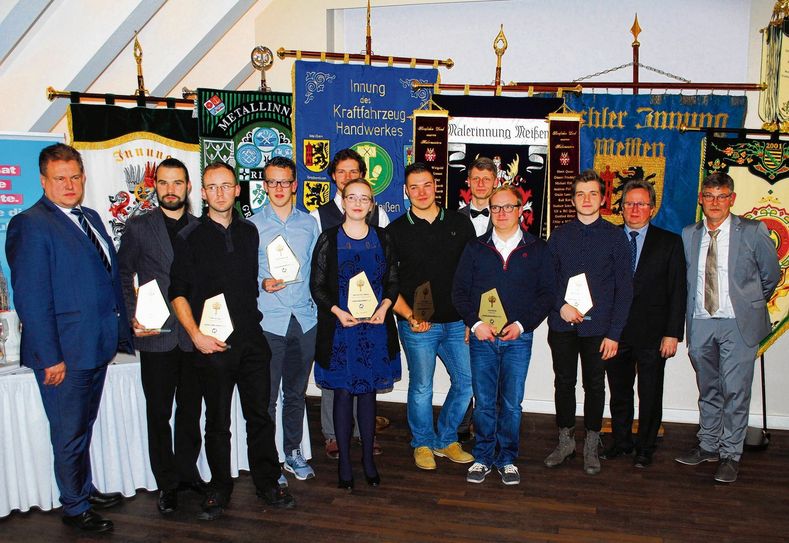 Flankiert von der Führung der Handwerkerschaft präsentieren die Preisträger stolz ihre Pokale: Bastian Seidel, Falk Springer, Hendrik Wendt, Raphael Beil, Susann Elke Däbritz, Jakob Heyde, Norbert Hamm, Tom Decker und Patrick Modsching. Foto: Dr. Eckardt