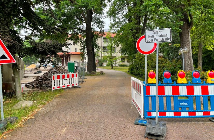 Für die Zeit der Bauarbeiten wurde eine neue Zufahrt über die Poststraße geschaffen.
