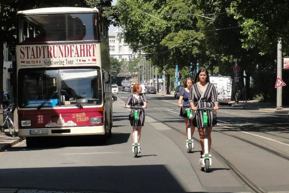 Gefahren werden darf auf allen Straßen (ab 18 Jahre), aber geparkt werden dürfen die Scooter nur an bestimmten Plätzen. Fotos (2): LH Dresden