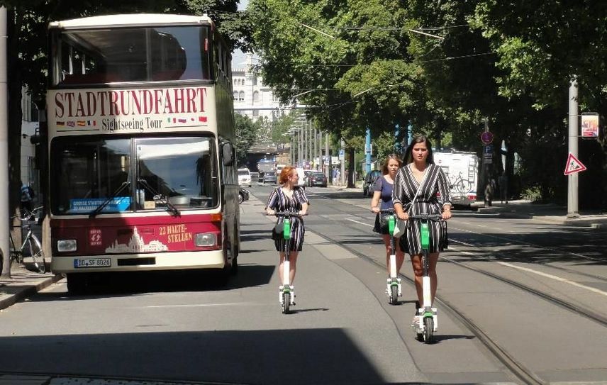 Gefahren werden darf auf allen Straßen (ab 18 Jahre), aber geparkt werden dürfen die Scooter nur an bestimmten Plätzen. Fotos (2): LH Dresden