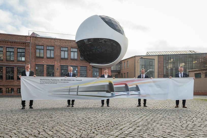 V.l.: Ulf Middelberg (GF Leipziger Verkehrsbetriebe GmbH), Uwe Rößler (GF Städtische Verkehrsbetriebe Zwickau GmbH), Sven Sellig (GF Görlitzer Verkehrsbetriebe GmbH), Samuel Kermelk (GF HeiterBlick GmbH) und Alexander Ketterl (GF Kiepe Electric GmbH). Foto: Leipziger Gruppe