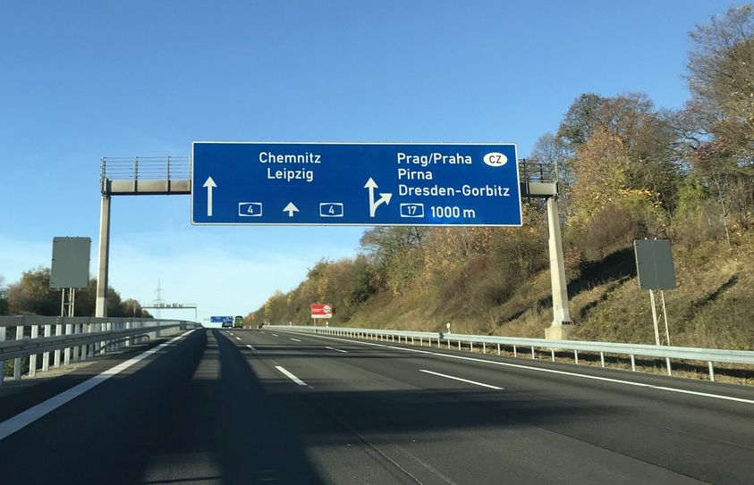 Im Umkreis des Autobahndreiecks Dresden-West (A4 bzw. A17) haben die beiden Personen das Schleuserfahrzeug verlassen. Jetzt sucht die Bundespolizei Zeugen. Foto: Symbolbild