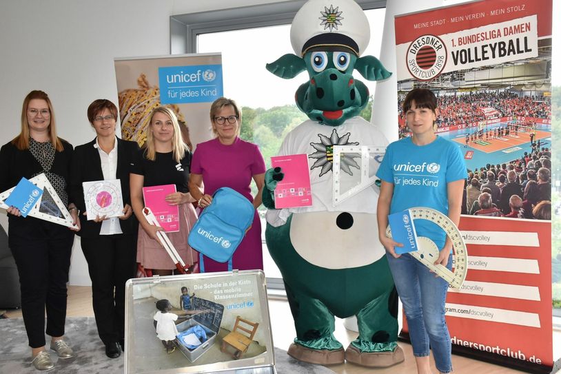 Hoffen auf viele engagierte Läufer: Sandra Zimmermann (Dresdner Sportclub Volleyball Damen), Nicole Schilling (Gläserne Manufaktur), Maria Piechnik (Wandelbots), Sozialministerin Barbara Klepsch, Polizeimaskottchen Poldi und Anne Bibas, Leiterin der UNICEF Dresden (v.l.). Foto: Trache