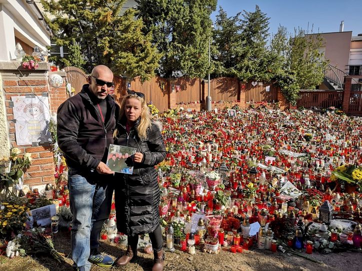 Die Pirnaer Gérard und Karoline Döhring nehmen Abschied an der Villa des verstorbenen Karel Gott.