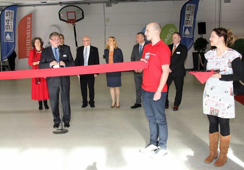WochenKurier-Verlagsleiter Torsten Berge eröffnet die 1. Pflegemesse in Cottbus gemeinsam...