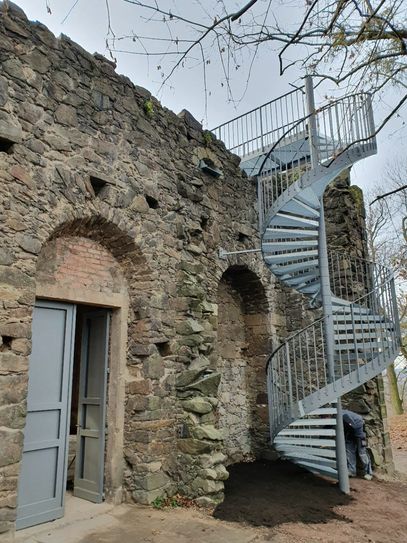 Sanierte Künstliche Ruine Pillnitz mit neuen Aufgang zum Aussichtspunkt