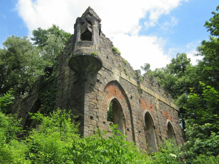 Künstliche Ruine im Zustand vor der Sanierung
