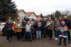 Feuerwehr-Chef Lars Mudra (r.) und Adventswichtel Lias (2.v.r.) sorgten u.a. bei den Bewohnern des Behindertenwerkes in Klein Loitz für viel Freude.