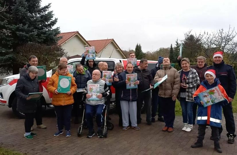 Feuerwehr-Chef Lars Mudra (r.) und Adventswichtel Lias (2.v.r.) sorgten u.a. bei den Bewohnern des Behindertenwerkes in Klein Loitz für viel Freude.