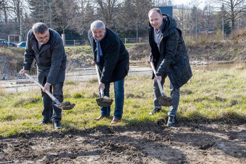 Spatenstich für das neue Einkaufscenter in Neustadt in Sachsen, v. l. n. r. René Gollasch, Geschäftsführer der Hoch-und Tiefbau Luckau GmbH, Bürgermeister Peter Mühle und Torsten Lanz, Projektleiter der Atlas Bau GmbH Weimar / Foto: PR