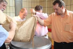 Am 5. Juli wurde das Festbier in der Landskron Brauerei angesetzt. Fotos: Keil