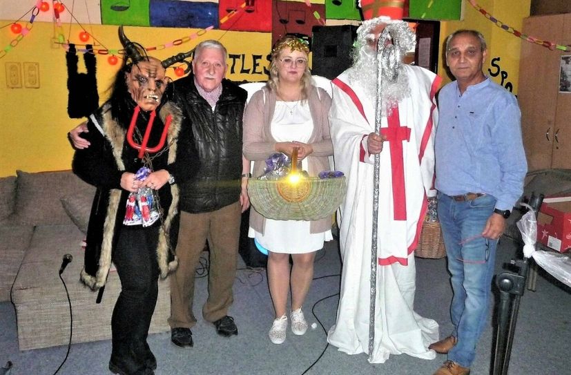 Die "Macher" des Nikolaustages: Miroslav Grajcar, der Nikolaus, der Engel, Klaus Fiedler und der Teufel (v. re.).
