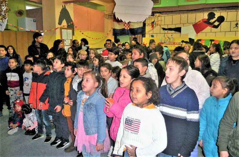 Die Kinder rufen laut nach dem Nikolaus.
