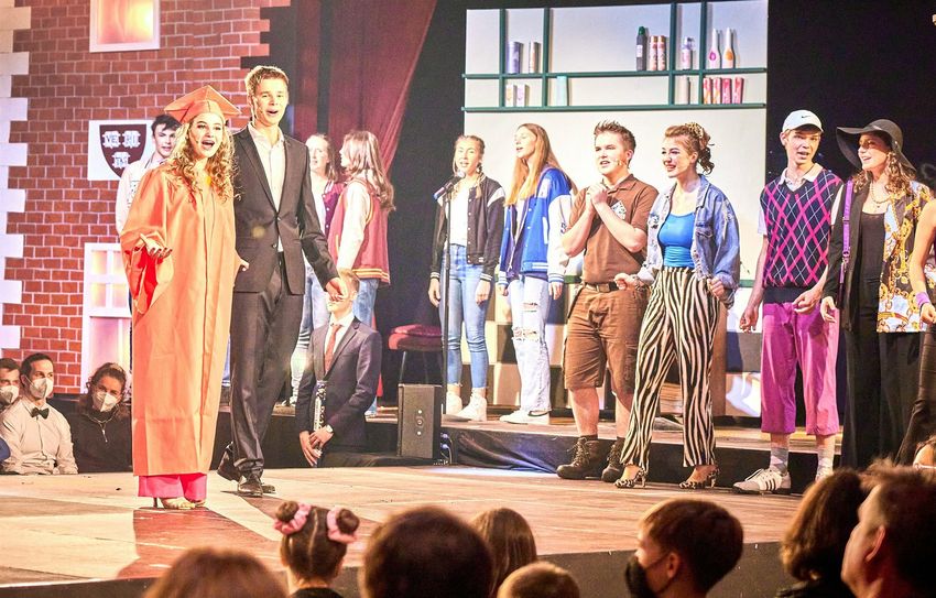 Im Foto vorn: Hauptdarsteller Liddy Häntzschel als Elle Woods und Tim Gestring als Emmett Forrest.