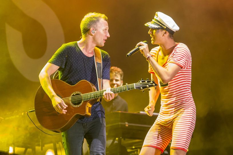 Für Oskar Lindemann (rechts) aus Großkmehlen geht ein Traum in Erfüllung. Gemeinsam mit dem deutschen Songwriter und Sänger Joris (links) performt er seinen Erfolgstitel „Herz über Kopf“ auf der Helene-Beach-Bühne. Fotos: Rene Matschkowiak