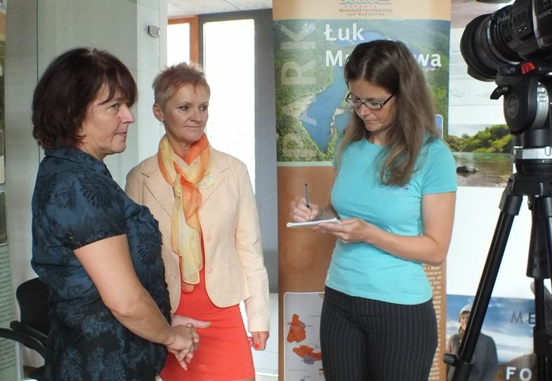 Nancy Sauer (rechts), Leiterin der Geschäftsstelle des Geoparks Muskauer Faltenbogen, im Gespräch mit den ungarischen Medien. Foto: Geoparkbüro