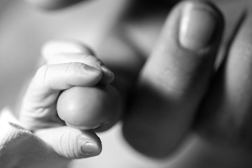 Was bleibt, wenn ein Kind tot geboren wird? Ehrenamtlich tätige Fotografen geben dem kurzen Leben ein Abbild. Fotos: Dein-Sternenkind.eu