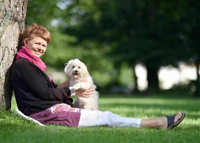 Zum dritten Mal ist die Forsterin Denise an Lymphdrüsenkrebs erkrankt. Nur eine Stammzellenspende kann sie retten. Doch den Lebensmut hat die 40-Jährige (hier mit Hündin Bonnie) nicht verloren. Foto: Lucia Laurenz