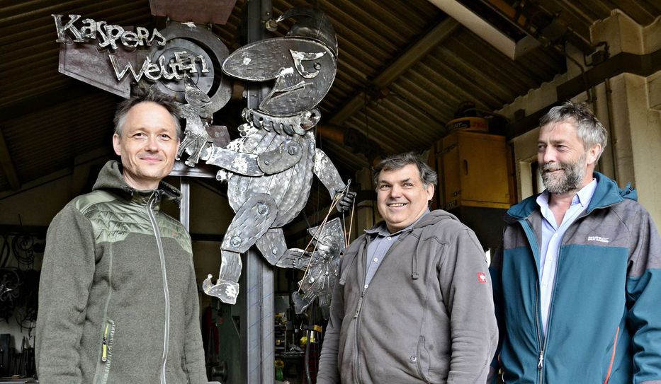 Im Bild Ausstellungsgestalter Tom Böhm, Schmiedemeister Bernhard Körner und Ralf Uschner, wissenschaftlicher Mitarbeiter des Mitteldeutschen Marionettentheatermuseums Bad Liebenwerda (v.l.n.r.), vor der Außenfigur, die in den nächsten Tagen noch farbig gestaltet wird. Foto: Museumsverbund Elbe-Elster/Heike Lehmann