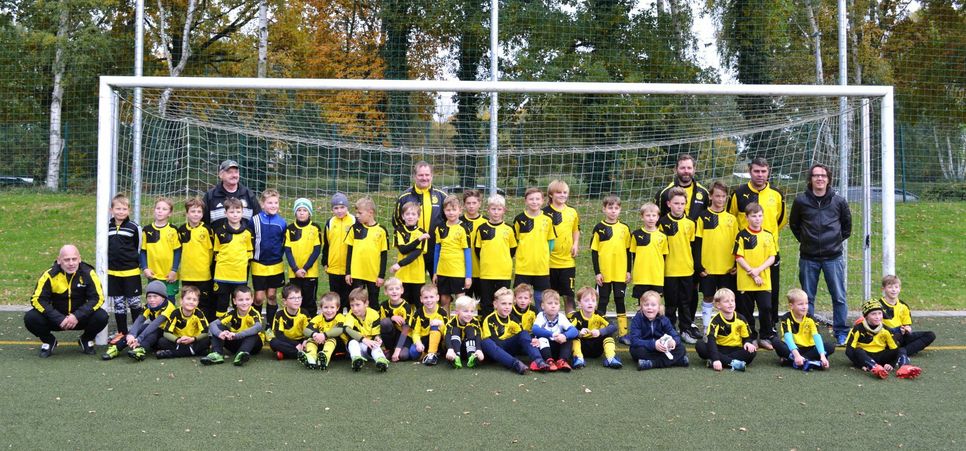 Teilnehmer und Betreuer des Fußballferiencamps auf dem Gelände des FSV Brieske/ Senftenberg.