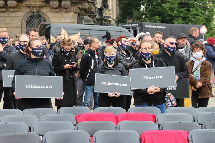 Seit Wochen machen Sachsens Künstler und Gastronomen mit vielen Aktionen auf ihre teils dramatische Lage, verursacht durch die Corona-Maßnahmen, aufmerksam (hier Demo "Stumme Künstler" auf dem Theaterplatz). Foto: Pönisch