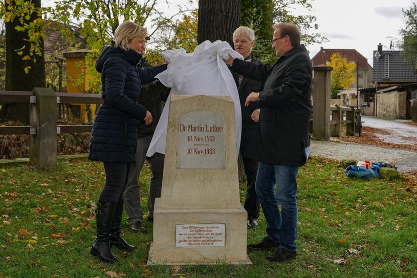 Bürgermeister  Jürgen Opitz (re.)  enthüllt mit Pfarrerin  Erdmute Gustke den alten, neuen Gedenkstein.     F.: SV
