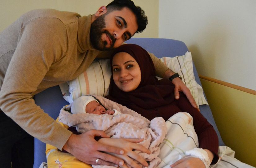 Die Eltern Sara und Ahmad mit Elsa am Neujahrstag.