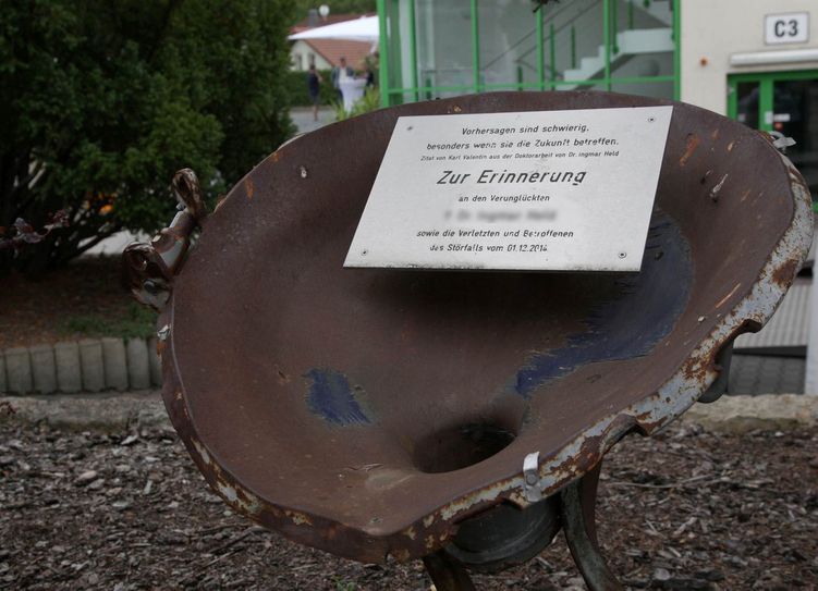 Die Stele zu Erinnerung an den Kollegen, der bei der Explosion ums Leben kam. Foto: D. Förster