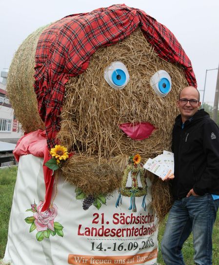 Das Maskottchen begrüßt die Gäste in Coswig. Torsten Schröder, Stadtmarketing Coswig hat die Planung für das Landeserntedankfest im Griff. Foto: ali