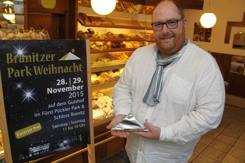 Andreas Schiemenz von der Kult-Bäckerei Schiemenz in der Karlstraße hat sich zur Park Weihnacht eine besondere Überraschung einfallen lassen. Ein kulinarisches Souvenir kann Samstag und Sonntag erworben werden. Was drin ist? Geheim... Foto: jho
