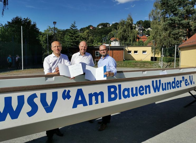 (v.li.n.re.) Dr. Peter Lames (Sportbürgermeister Landeshauptstadt Dresden), Uwe Schneider (Vorstandsvorsitzender WSV "Am Blauen Wunder" e.V.") und Andreas Schumann (Leiter der Stabsstelle Sport im Sächsischen Staatsministerium des Innern) präsentieren die Fördermittelbescheide. Foto: Die Sportwerk GmbH