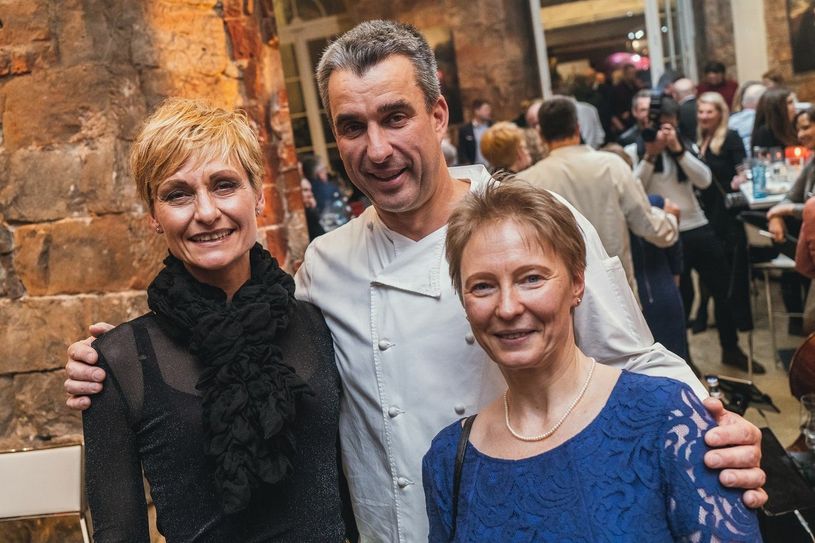 Gerd Kastenmeier mit Petra Lauber vom Aufwind e.V. (li.) und Sylvia Plättner vom Albert-Schweitzer-Kinderdorf e.V. Foto: Artland Studios