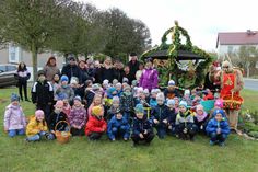 Aufstellung zum Gruppenbild vor dem Hirschfelder Osterbrunnen: Kinder und Personal der Kita »Rappelkiste«, Vertreter des Heimatvereins und natürlich Dieter Melzer als Hirschfelder Osterhase.
