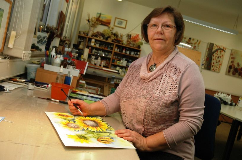 Die Unterstützung zugunsten des Sonnenstrahl-Vereins ist bereits geschehen – das Sonnenblumen-Aquarell muss Angelika Hiller dagegen erst noch fertigstellen. Foto: Hache