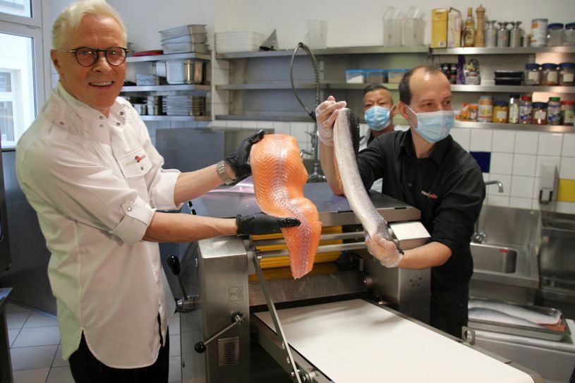 Wolle Förster (li.) demonstriert, wie perfekt die neue Fischenthäutungsmaschine funktioniert. Foto: Pönisch