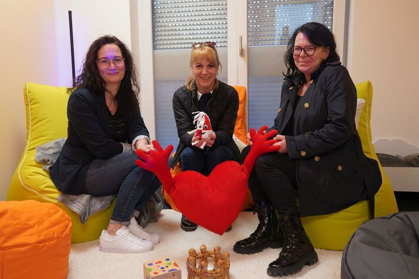Das Team der Sternschnuppe Sachsen e.V., sie unterstützen schon seit drei Jahren das Engagement der Johanniter in der Kindertrauerarbeit und haben sich die neuen Räume bereits anschauen können.