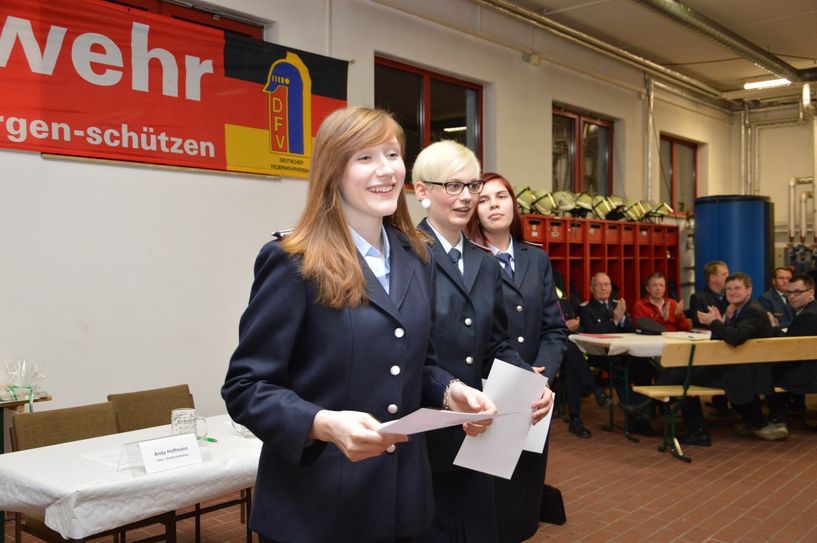 Lea Kügler, Claudia Frost und Jessica Jäger haben erfolgreich an der Weiterbildung zum Truppmann teilgenommen (v.l.)