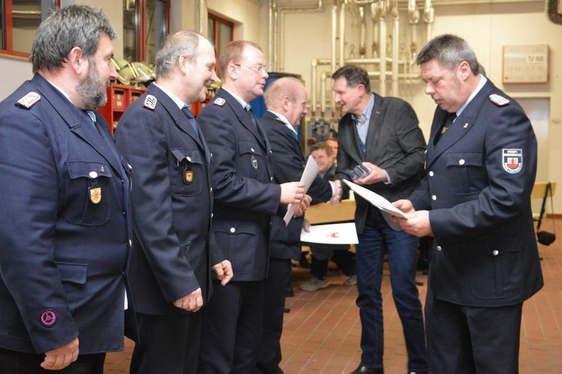 Ehrung für 20 Dienstjahre in der FFW: v.l.: Michael Hartnick, Klaus-Dieter Lademann, Marcel Kramp und Andreas Häring. Es gratulierten Stadtverordnetenvorsteher Andreas Holfeld und Stadtbrandmeister Michael Kamenz.
