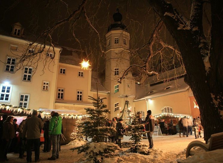 Im Kloster, an der Freitreppe und vor dem Rathaus soll in diesem Jahr der Riesaer Weihnachtsmarkt stattfinden. Die SachsenArena ist vom Tisch - Die Händler sind erleichtert. Foto: Archiv
