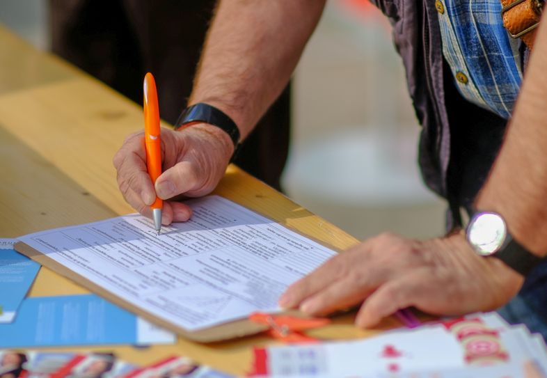 Der Fragebogen kann online ausgefüllt werden, liegt aber auch in gedruckter Form im Familienbüro, der Rabryka und im Mehrgenerationenhaus in Weinhübel aus. Foto: Otto Kronschwitz