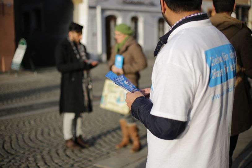 Mit den Aktionen will die Jugendorganisation der muslimischen Gemeinde Ahmadiyya Muslim Jamaat mit den Bürgern ins Gespräch kommen, um Vorurteile zu beseitigen und über den Islam zu informieren. Foto: PR