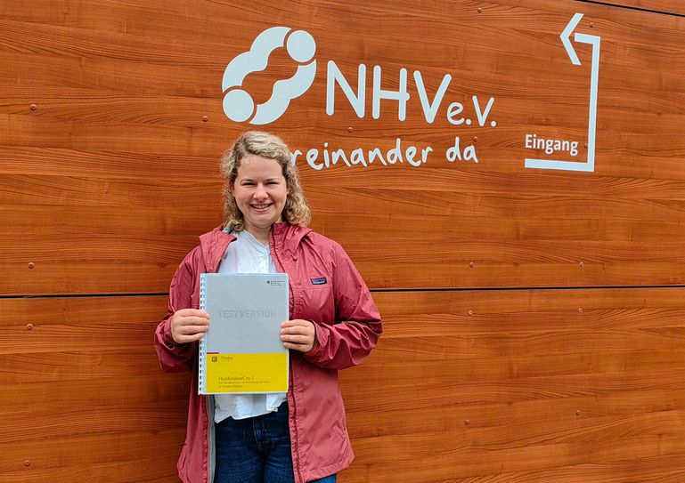 Marit Gronwald mit dem Gorbitzer Handbuch.
