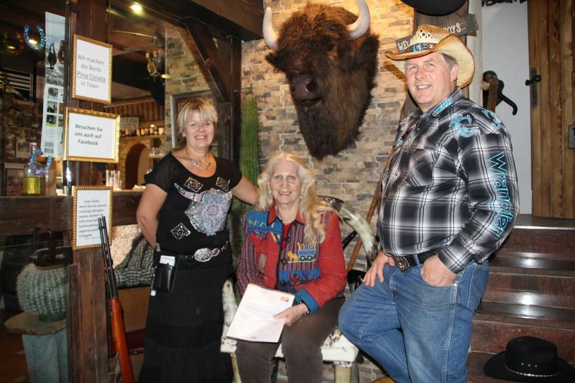 Kerstin Schultheis, Dagmar Großer und Maik Schultheis vom Western-Inn werden Rachs Besuch in guter Erinnerung behalten. In einem Brief schrieb der Star-Koch nun "Ihr seid meine Gewinner der Herzen." Foto: Schramm