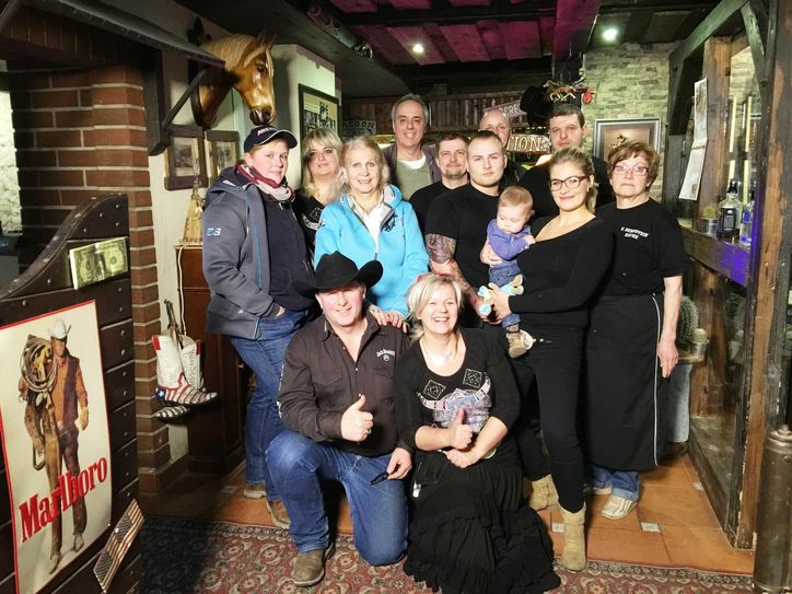 Gruppenfoto mit dem gesamten Western-Inn-Team. Foto: privat